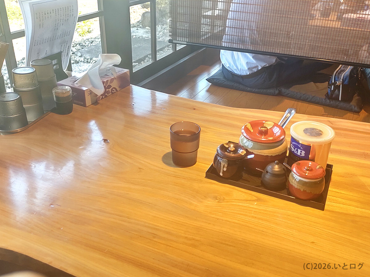 水田商店の店内カウンター席の様子、愛媛県砥部町で落ち着いてラーメンを味わえる空間