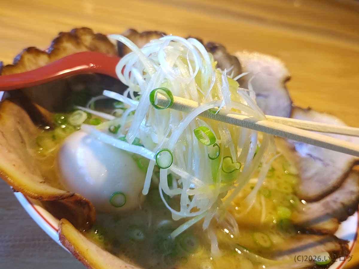 水田商店のラーメンにのる白髪ネギと細麺、愛媛で人気の豚骨ラーメンらしい構成