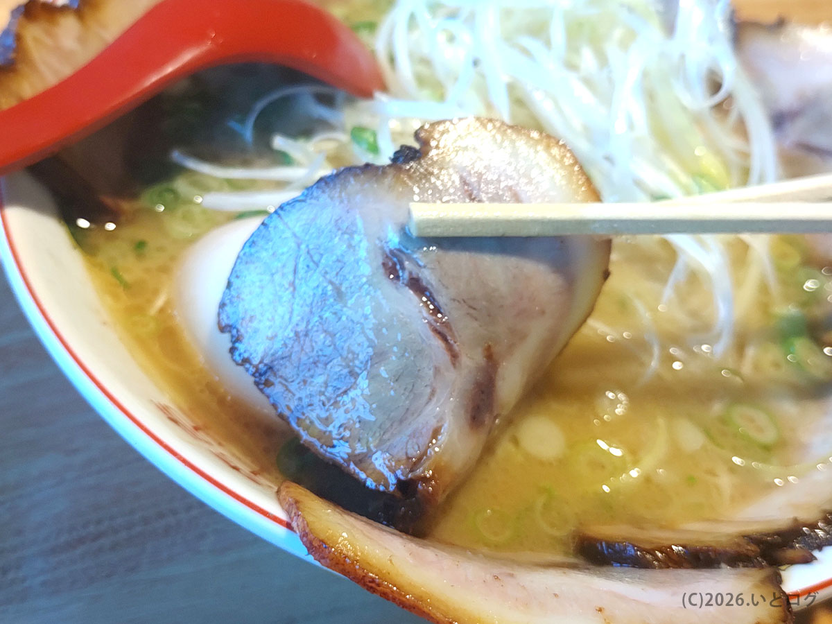 水田商店のラーメンにのるチャーシュー、香ばしい焼き色が印象的な豚骨ラーメン