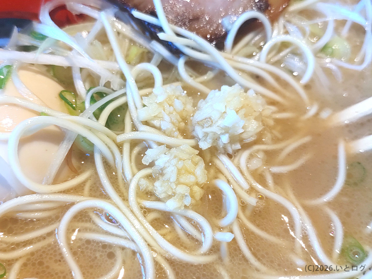 水田商店のラーメンに刻みニンニクを加えた状態、味の変化を楽しめる豚骨スープ
