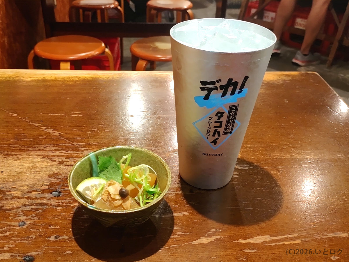 愛媛大衆酒場 エビスで注文したお通しとタコハイ。松山で一人飲みにも使いやすい居酒屋