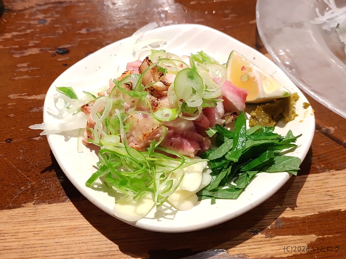 松山の居酒屋・愛媛大衆酒場 エビスの刺身。香ばしく炙った地鶏たたきの盛り合わせ