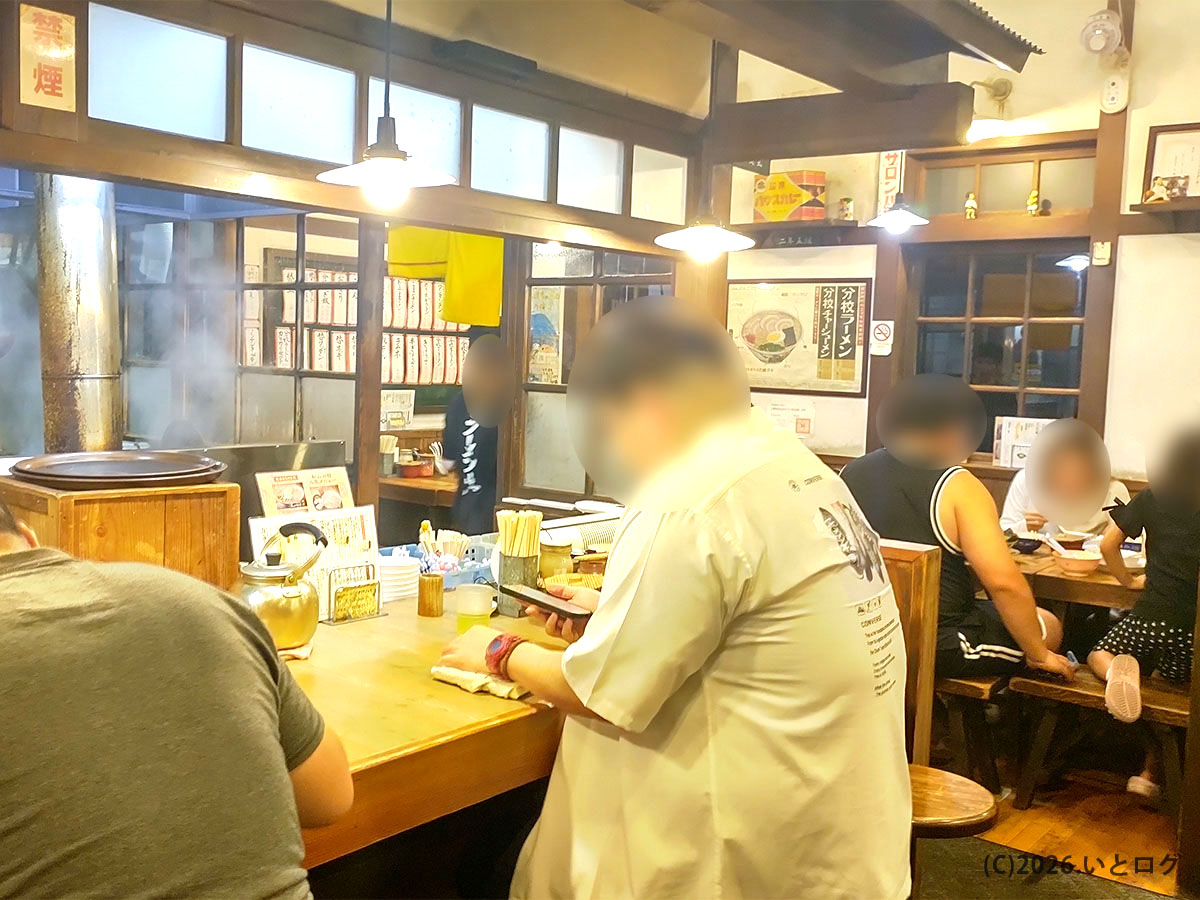 久留米とんこつラーメン松山分校の店内カウンター。松山で人気のとんこつラーメン店らしい活気ある空間