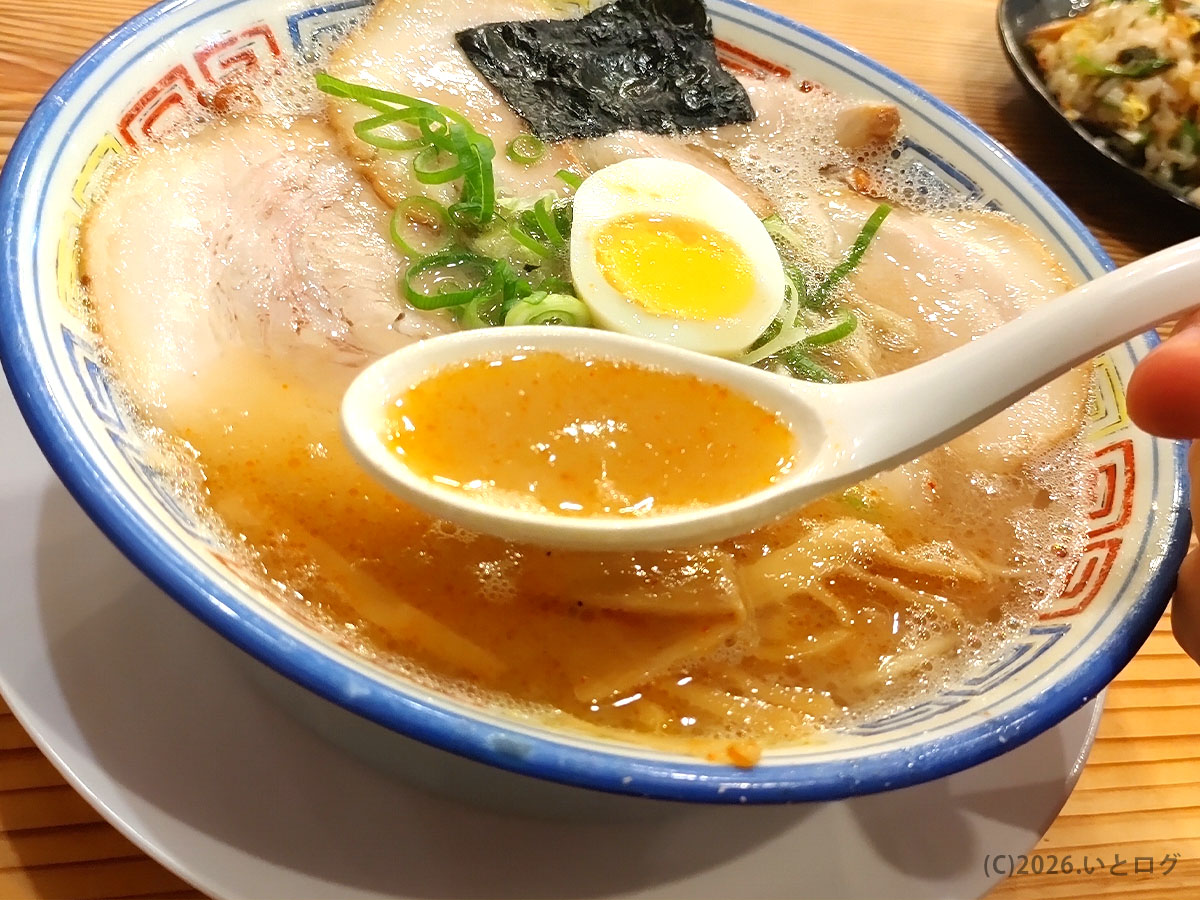 久留米とんこつラーメン松山分校のラーメン。松山で味わう本場久留米とんこつの白濁スープ