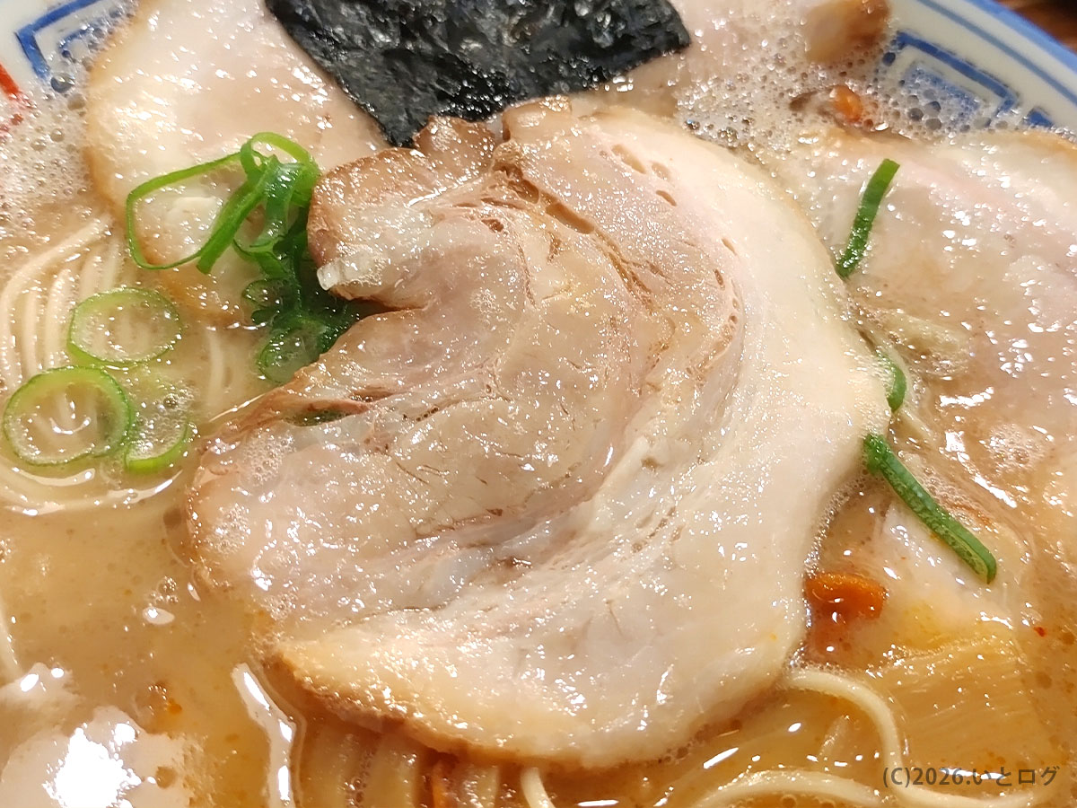 久留米とんこつラーメン松山分校のチャーシュー。松山のとんこつラーメン店らしい一杯の表情