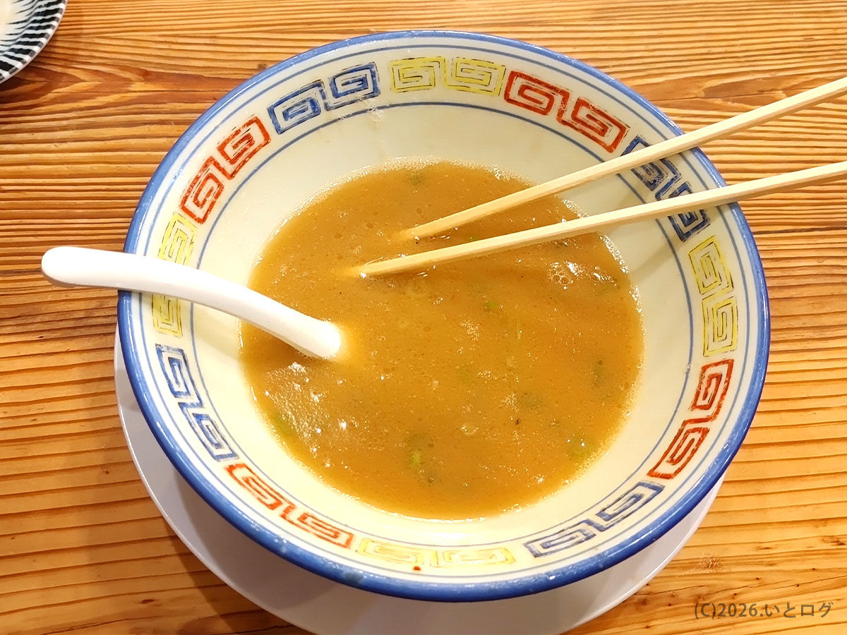 久留米とんこつラーメン松山分校の完食後の丼。松山で味わう久留米とんこつラーメンの余韻が残るスープ