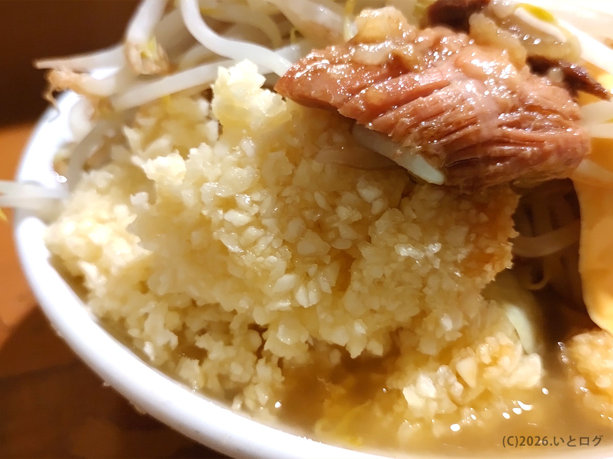 夢を語れ松山のラーメン。松山の二郎系らしい麺量とニンニクが印象的な一杯