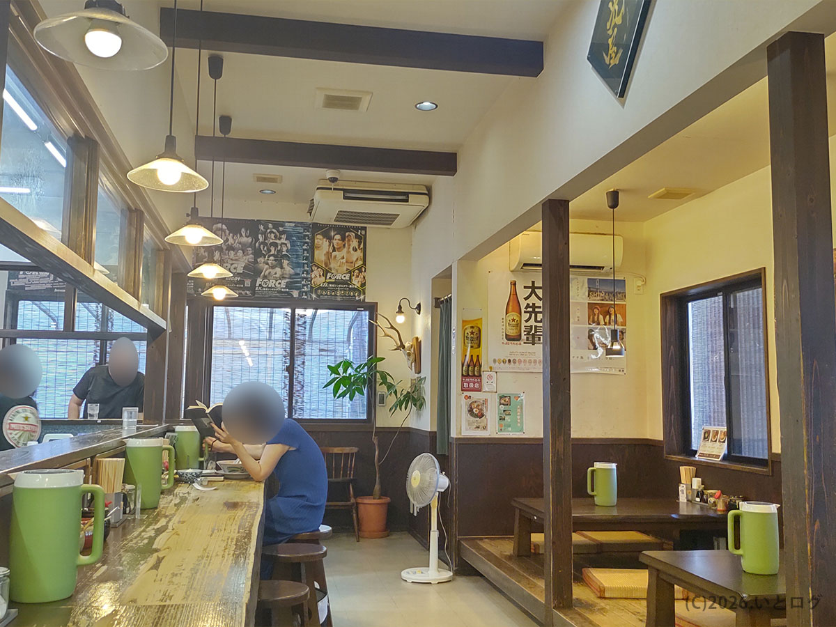 久留米ラーメン光屋 今治店の店内の様子。カウンター席とテーブル席があり、落ち着いた雰囲気