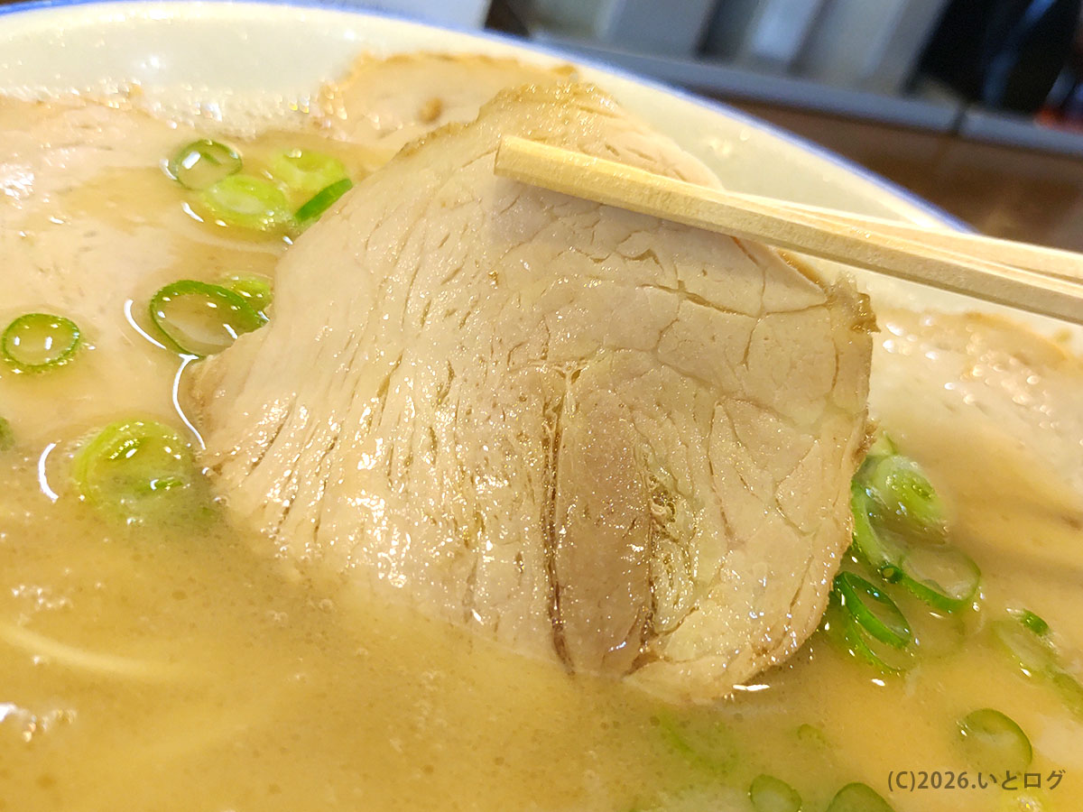 久留米ラーメン光屋のチャーシュー。スープに浸ったしっとりとした豚肉が特徴の一杯