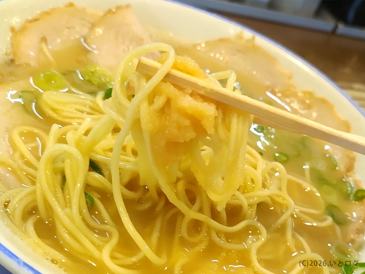 久留米ラーメン光屋の麺とスープの様子。今治ラーメンの中でも豚骨の存在感が際立つ一杯