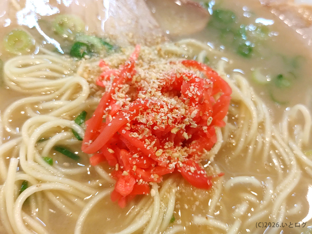 久留米ラーメン光屋で紅しょうがを加えたラーメン。味の変化も楽しめる今治の人気ラーメン