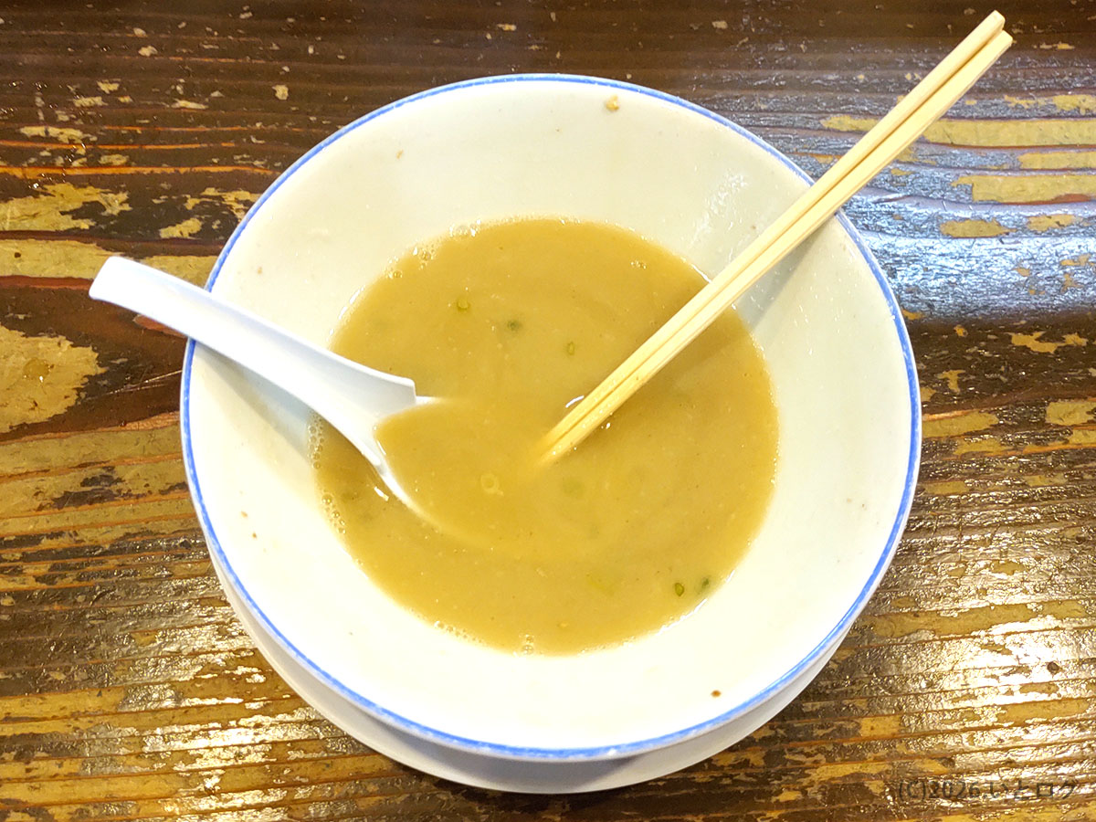 久留米ラーメン光屋の完食後の丼。豚骨スープを最後まで味わえる今治グルメ
