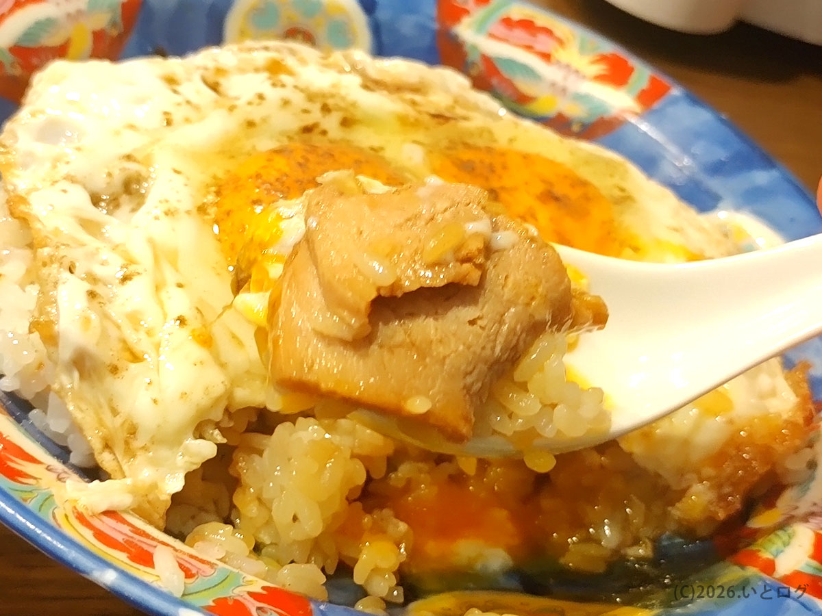 白楽天 今治本店の焼豚玉子飯に使われる焼豚、厚みと柔らかさが分かるアップ写真