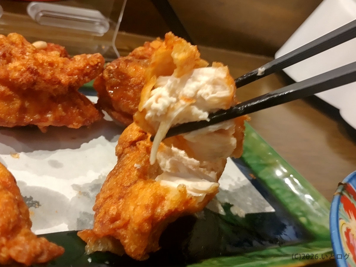 白楽天 今治本店のせんざんき、衣の中からジューシーな鶏肉が見える断面写真