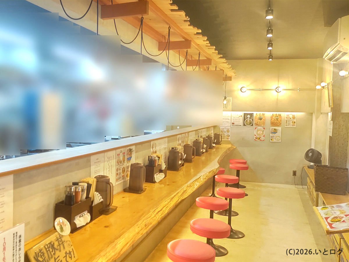 浜堂 新居浜店のカウンター席。ひとりでも入りやすい新居浜の人気ラーメン店の店内風景