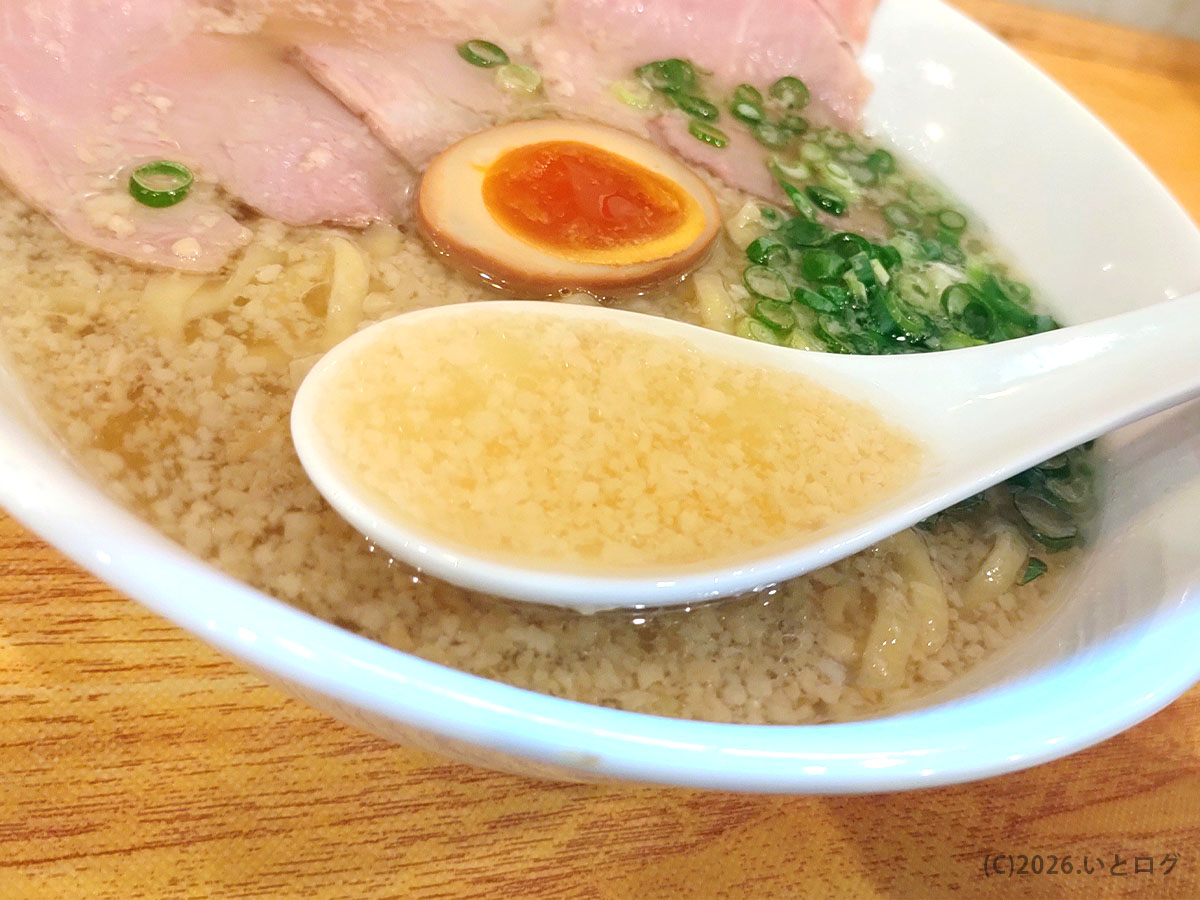 浜堂ラーメンの透き通った煮干しスープ。新居浜で味わえる讃岐ラーメンの特徴が伝わる一枚