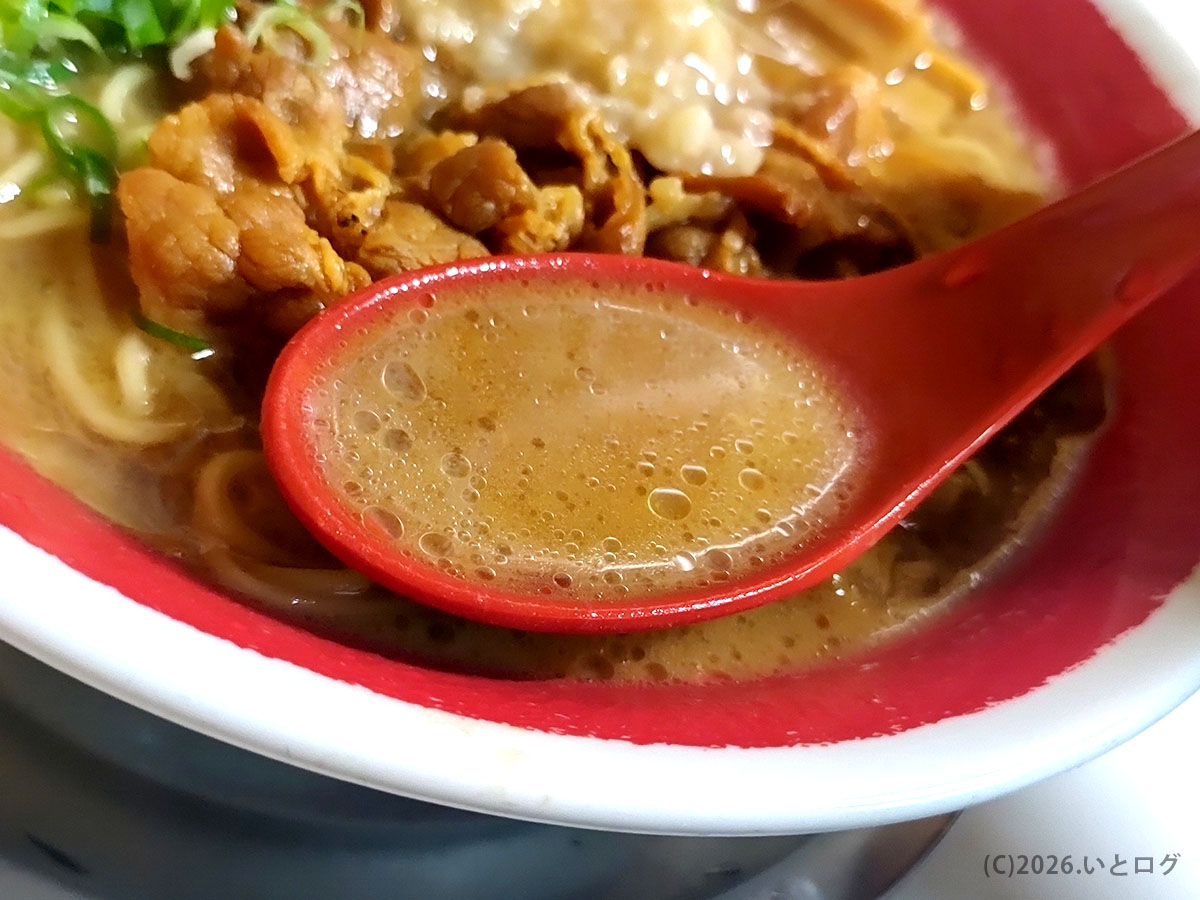 ラーメン東大 大道本店のスープ。徳島ラーメンらしい濃い色合いの豚骨醤油