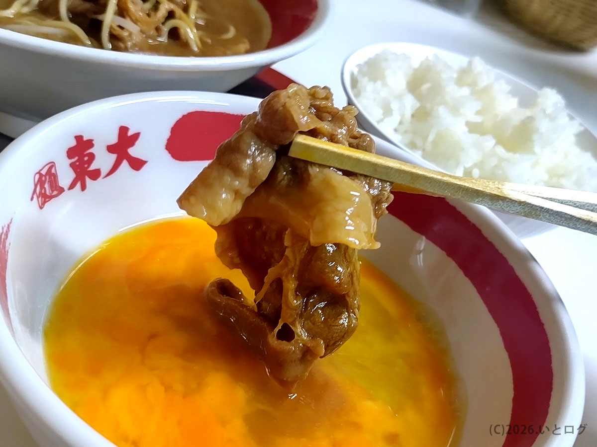 ラーメン東大の名物、生卵につけて食べる豚肉。徳島ラーメン東大ならではの楽しみ方