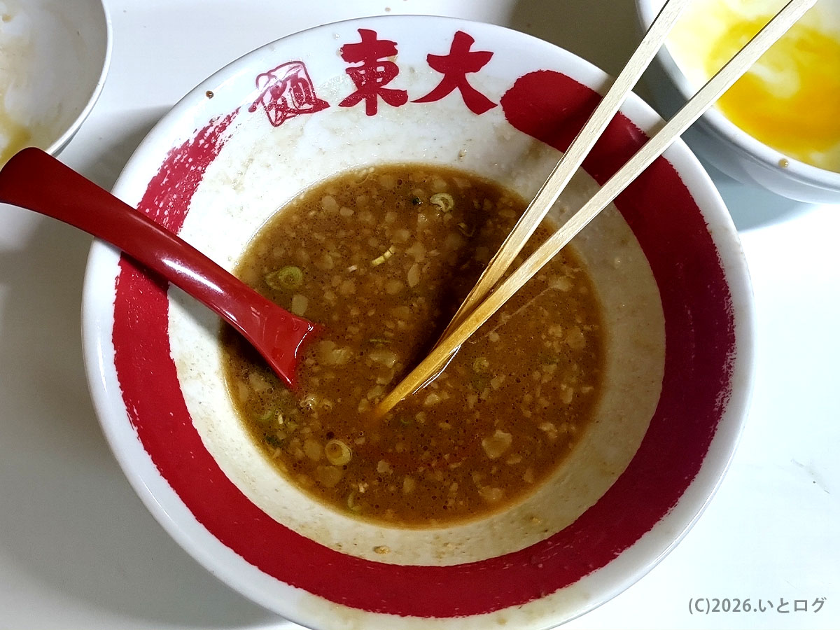 ラーメン東大 大道本店の食後の丼。徳島ラーメンの濃厚スープが残る一杯。