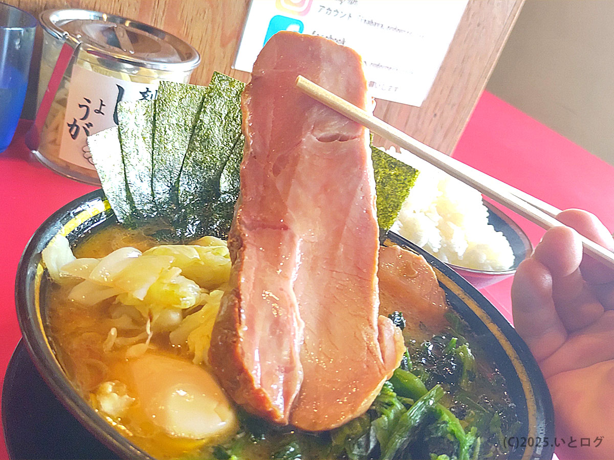 稲葉家の特製チャーシュー。王道家直系らしい家系ラーメンの迫力を感じる厚み。ご飯との相性も抜群で、稲葉家レビューでも高評価。