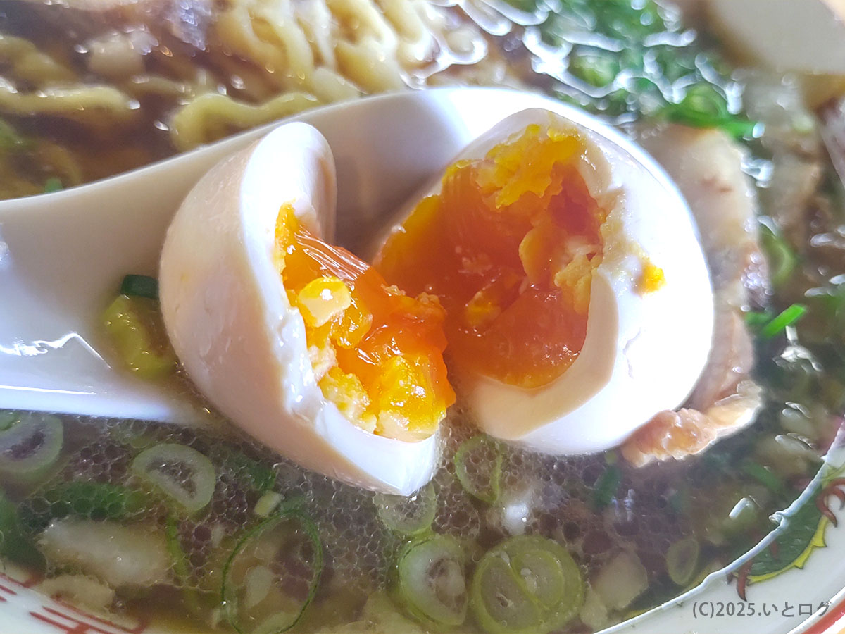 麺 㐂色の味玉トッピング。半熟卵の濃厚な黄身がスープに広がり、口コミレビューでも高評価。