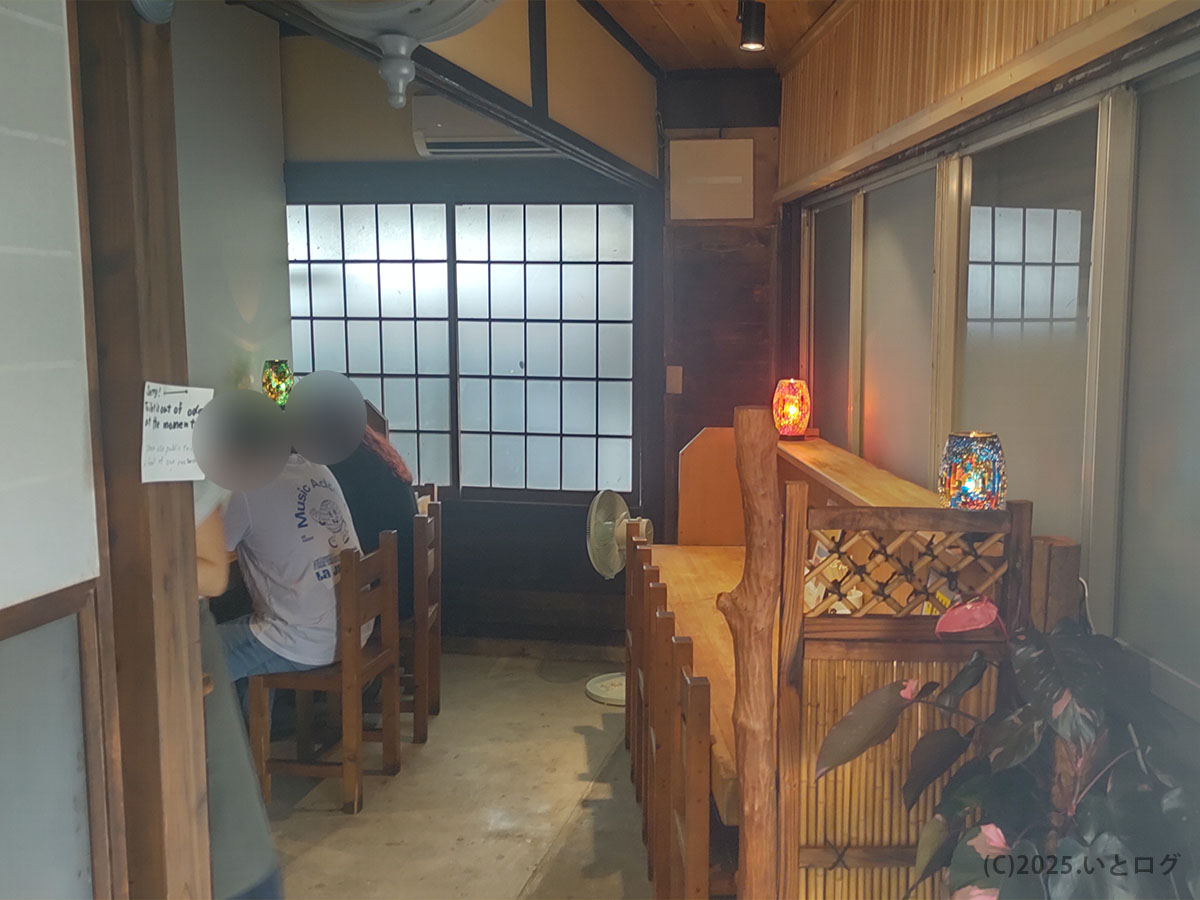 麺処 麗山（富士吉田市）の店内。木のインテリアと障子窓が印象的で、落ち着いた雰囲気。山梨グルメを味わうラーメン屋としておすすめ。