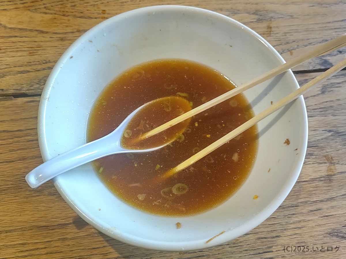 麺処 麗山のラーメンを食べ終えた後の丼。富士吉田市ラーメンの満足感が伝わるシーン。