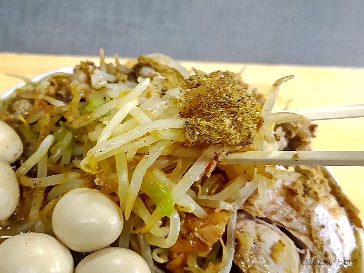 ラーメン澄火のコール後に提供される二郎系スタイルの山盛り野菜。魚粉をたっぷり振りかけたもやしとキャベツが特徴的で、富士吉田ラーメンのランキングでも注目される理由がわかる。