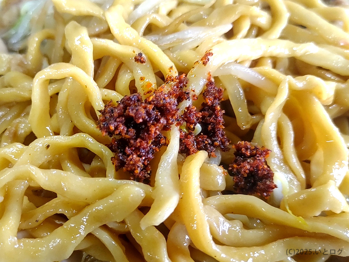 ラーメン澄火の麺にすりだねをトッピング。ピリッとした辛さが加わり、富士吉田ラーメンランキングでも評価されるアクセントに。二郎系好きに刺さる食べ方。
