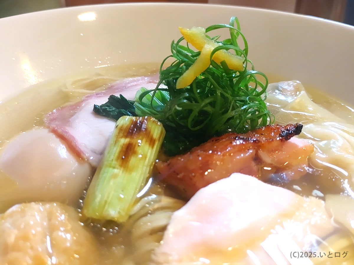 鶏そばAkari（山梨）で提供される鶏そば。柚子皮とネギが中央に盛られ、焼き目の付いた鶏チャーシューが鮮やか。山梨の鶏白湯ラーメンとしても人気が高い一杯。