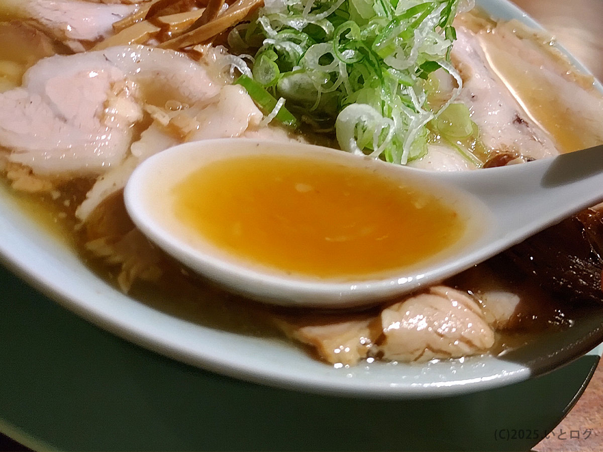 「中華蕎麦よるのふじの醤油ラーメン。澄んだスープをレンゲですくい上げた瞬間。鶏と豚の旨味が溶け込む一杯で、夜の富士山にふさわしい深みのある味わい。」
