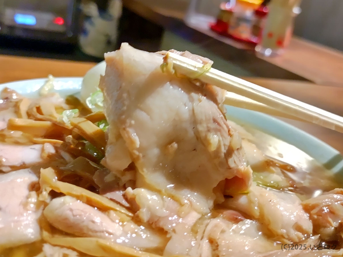「中華蕎麦よるのふじの醤油ラーメン。箸で持ち上げたチャーシューが柔らかく艶やか。富士吉田市で味わう夜の一杯は、まるで夜の富士山のように深みのある味わい。」