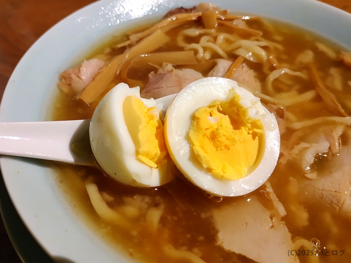 「中華蕎麦よるのふじのトッピングゆで卵。割ると黄身がほっこりと輝き、醤油スープに優しく溶ける。富士吉田市で心ほどける味。」