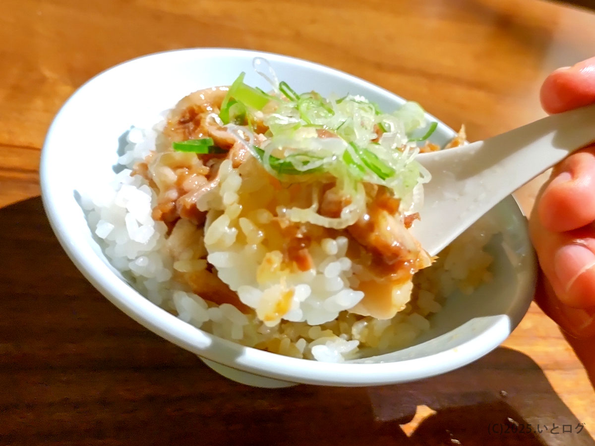 中華蕎麦よるのふじのサイドメニュー・肉飯。チャーシューの旨味とタレがご飯に染み込み、夜の富士山の街でほっとする味わい。