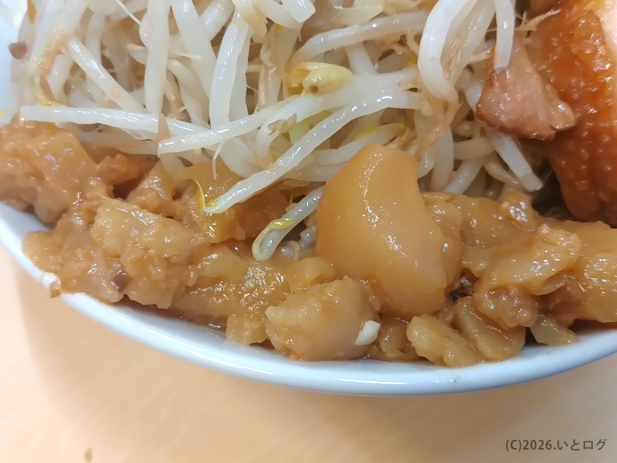 大者ラーメンのトッピング・アブラのアップ。麺量多めのデカ盛り仕様