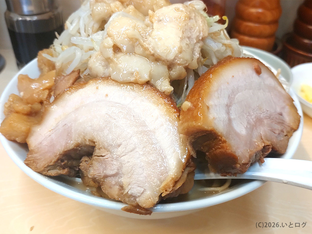 自家製ラーメン大者の極厚チャーシュー。群馬デカ盛りラーメンの迫力
