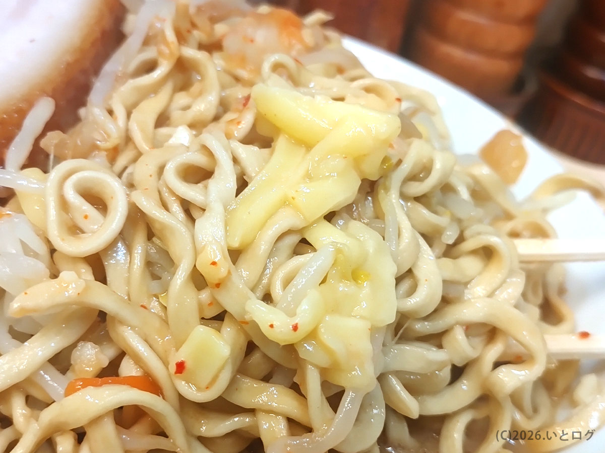 大者ラーメンにチーズを追加したトッピング例。群馬デカ盛りラーメンのアレンジ