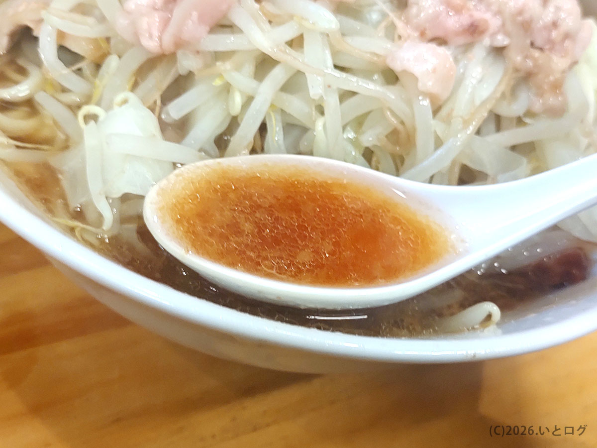 ラーメン二郎 前橋の醤油スープ。表面に浮かぶ背脂が特徴