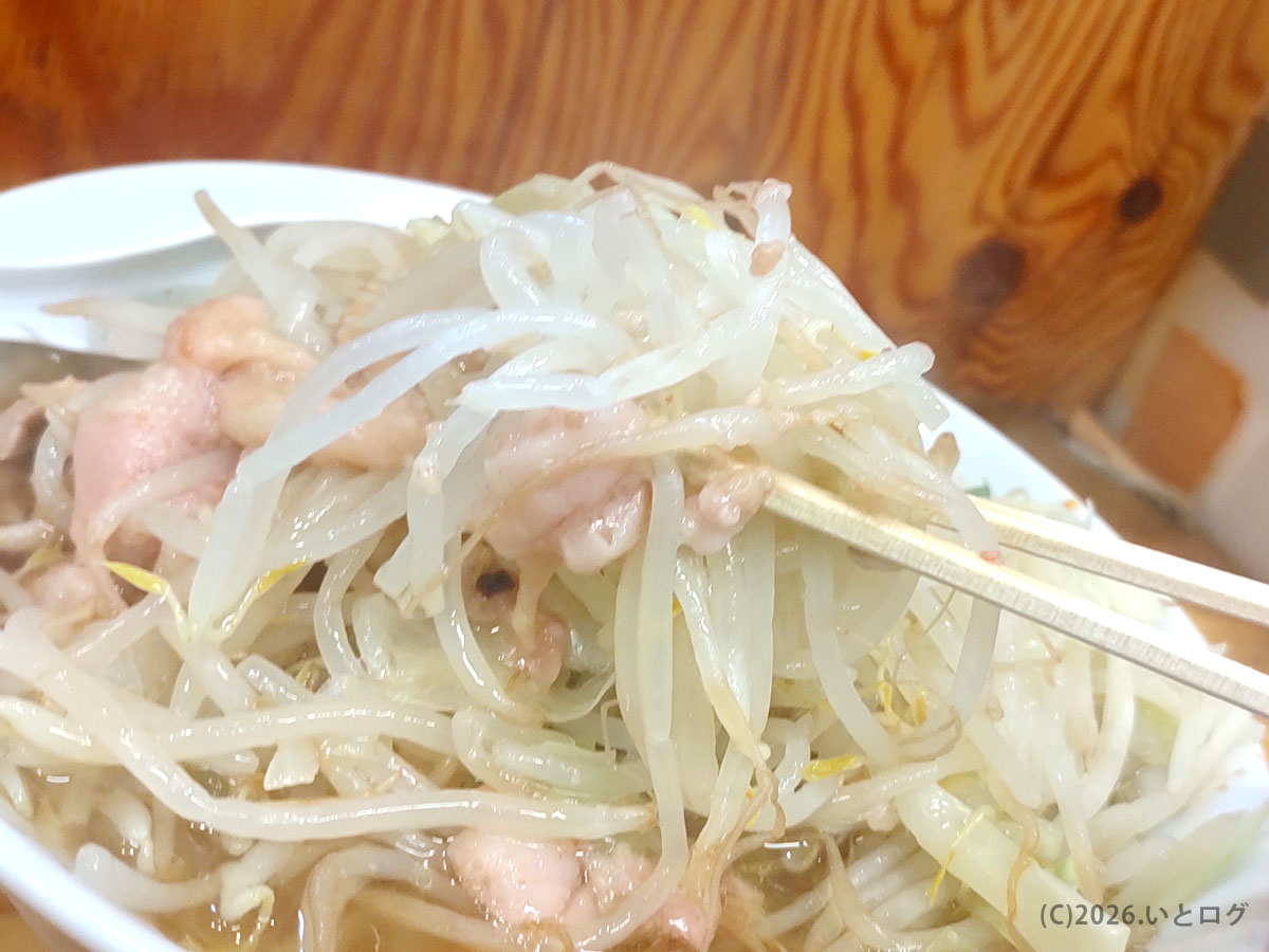 前橋 二郎のシャキシャキ野菜。コールで増量された山盛り野菜