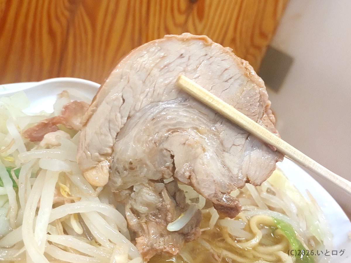 ラーメン二郎 前橋千代田町店の分厚い豚。群馬 二郎 店舗ならではの迫力