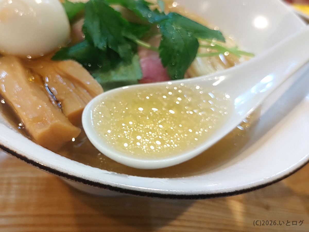 自家製麺 くろ松 無化調スープのアップ。群馬 無化調 ラーメンの透明感ある旨み