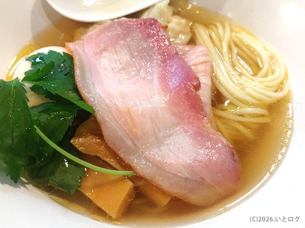 自家製麺 くろ松 高崎の醤油ラーメン。しっとり低温調理チャーシューと無化調スープ