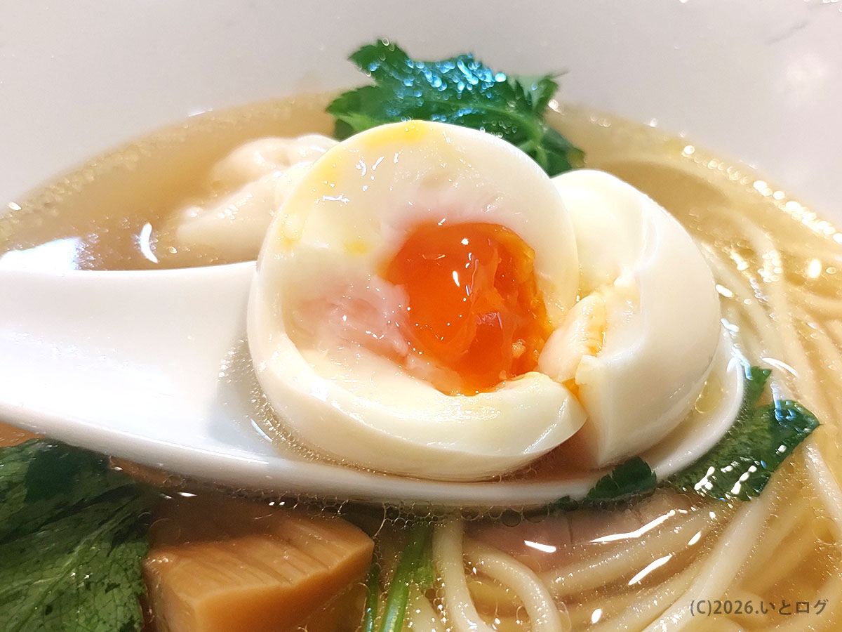 自家製麺 くろ松 おすすめトッピング味玉。半熟の黄身が映える高崎 ラーメン