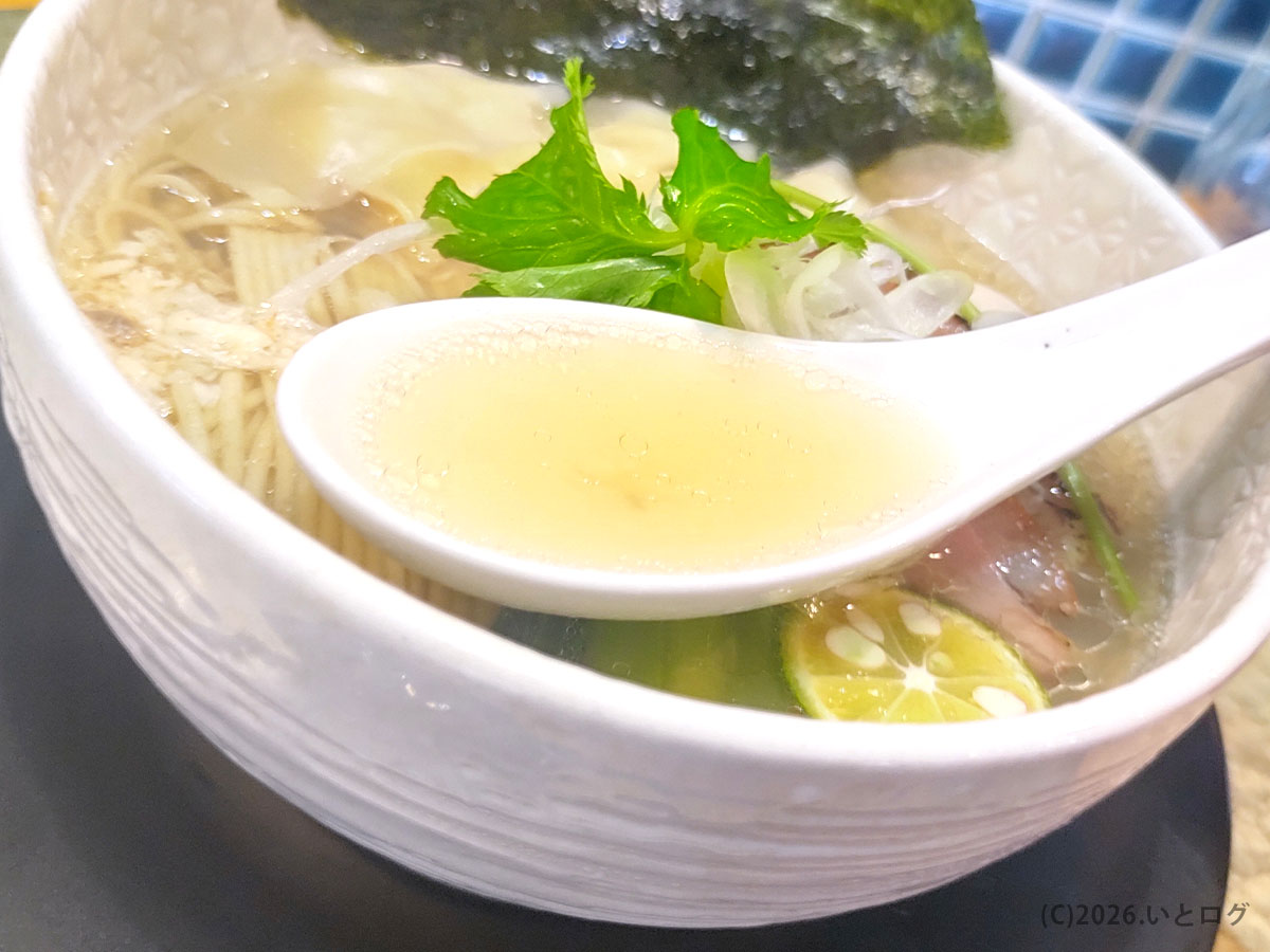 鳴神食堂 塩ラーメンの透き通ったスープ（群馬ラーメン百名店の一杯）