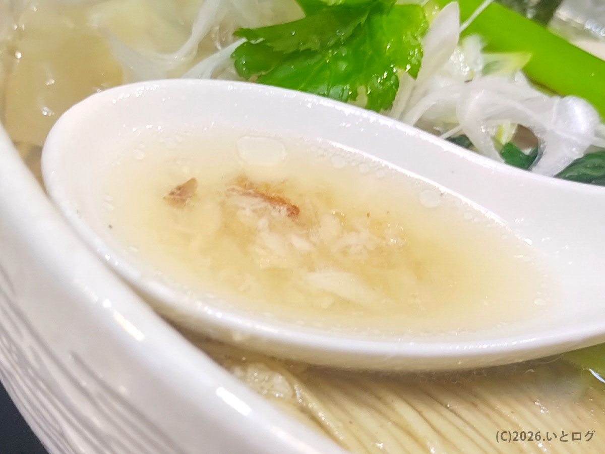 鳴神食堂 ラーメンの繊細な鶏出汁スープ（群馬の淡麗系）