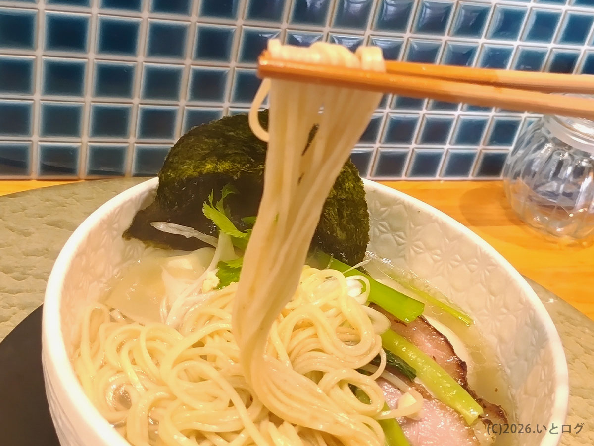 鳴神食堂 塩ラーメンの細麺リフト（高崎ラーメンの実力店）