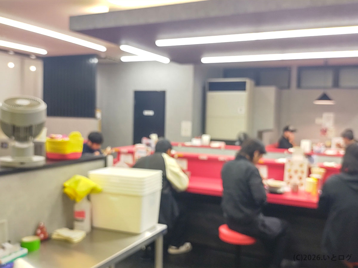 との丸家 伊勢崎店の店内カウンター席の様子。伊勢崎の家系ラーメン人気店の混雑状況