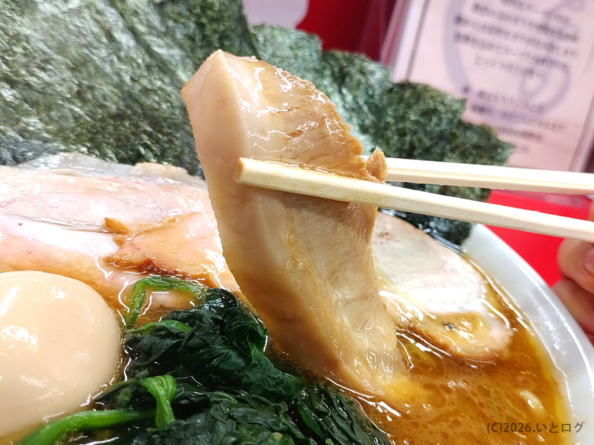 との丸家 伊勢崎店の厚切りチャーシュー。王道家系ラーメンらしい存在感ある一枚