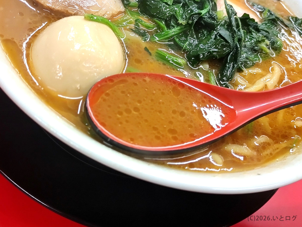 との丸家 伊勢崎の濃厚豚骨醤油スープ。王道家直伝ならではの味わい