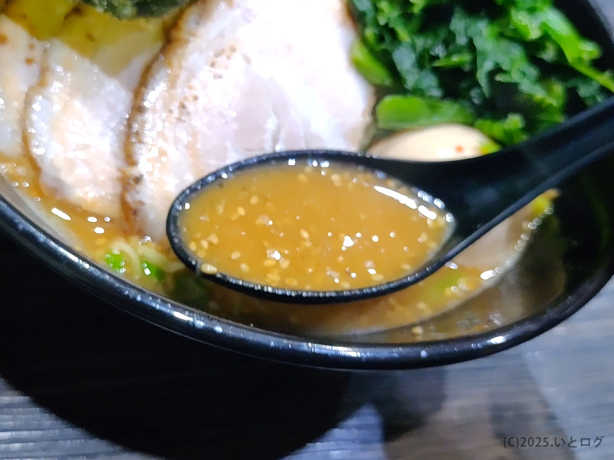 究極汁麺 はねだ家のスープをレンゲですくった様子。とろみのある濃厚な色合いが特徴の一杯（昭和町）